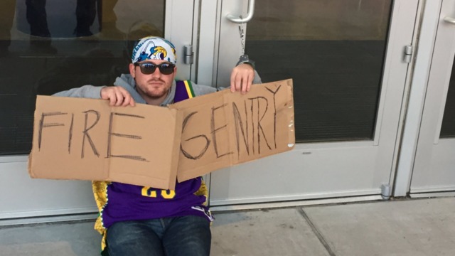 Pelicans fan appears to want Alvin Gentry fired