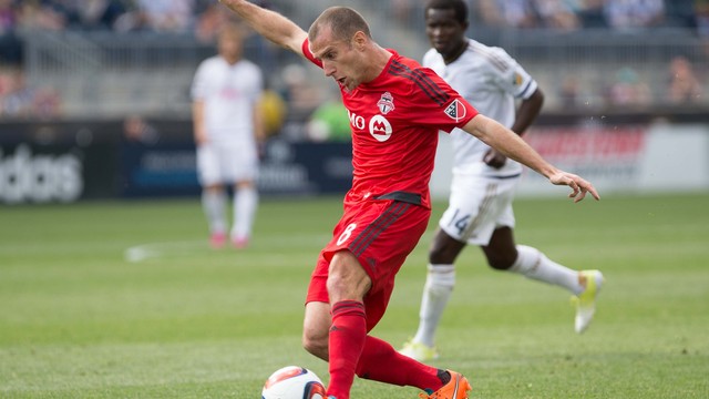 Toronto FC re-signs Benoit Cheyrou