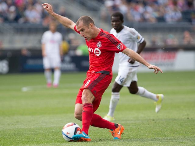 Toronto FC re-signs Benoit Cheyrou