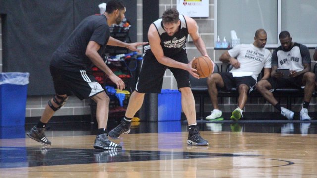 Watch: Duncan, Spurs' Gasol go 1-on-1 during practice