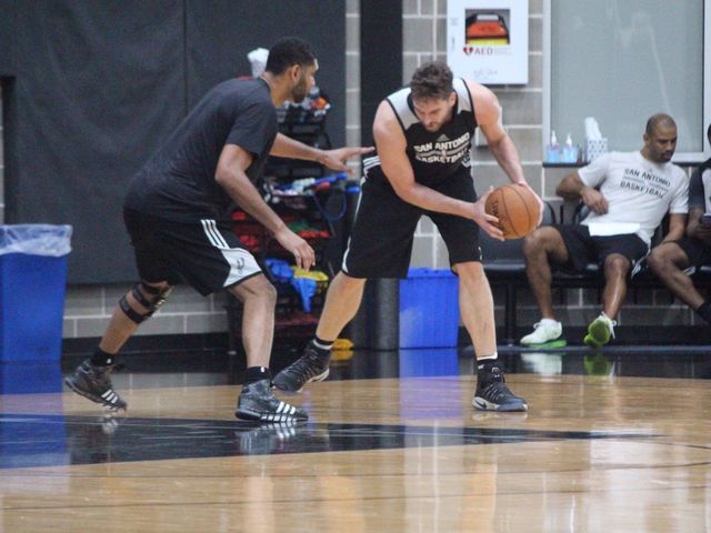 Watch: Duncan, Spurs' Gasol go 1-on-1 during practice