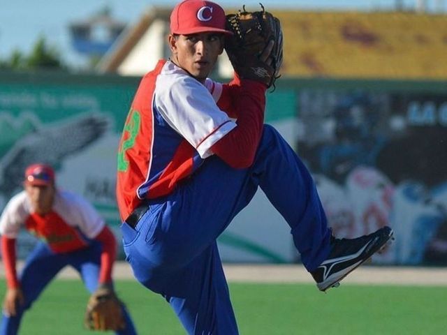 Astros' Cuban prospect Perez feels 'abused' by signing process