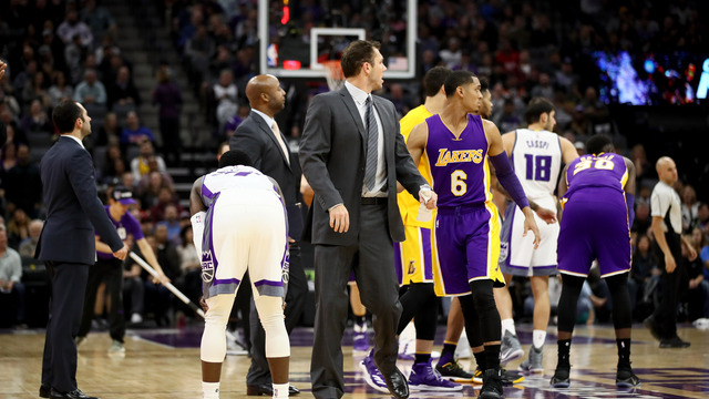 Lakers' Walton gets tossed after going off on official