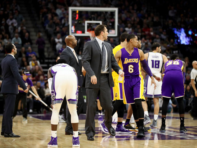 Lakers' Walton gets tossed after going off on official