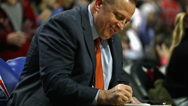 Wolves' Thibodeau wins in return to Chicago