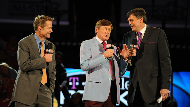 Watch: Kerr leads players, fans in 'moment of joy' for Sager