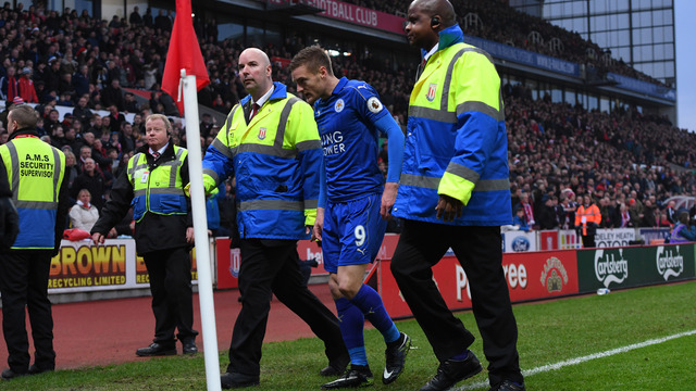 Look: Vardy sent off for 2-footed lunge on Stoke's Diouf