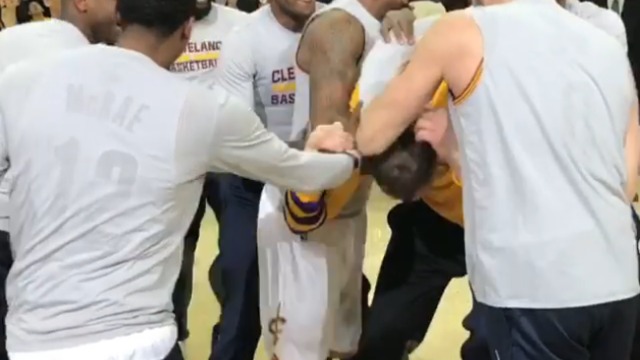 Mozgov mobbed by Cavs while receiving championship ring