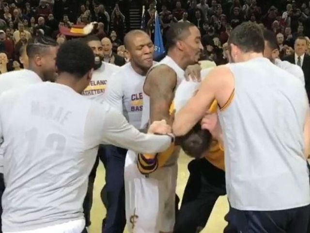 Mozgov mobbed by Cavs while receiving championship ring