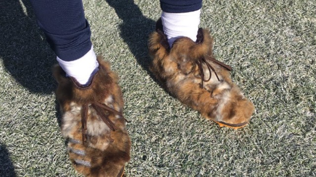 Broncos' Miller wears custom fur cleats before game vs. Patriots