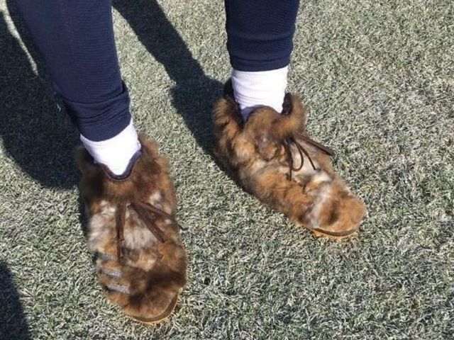 Broncos' Miller wears custom fur cleats before game vs. Patriots
