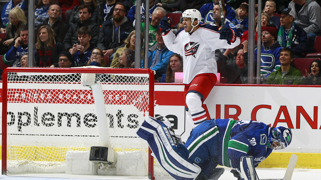 Watch: Atkinson, Jones work overtime 2-on-1 to perfection
