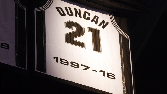 Spurs retire No. 21 following Duncan's speech