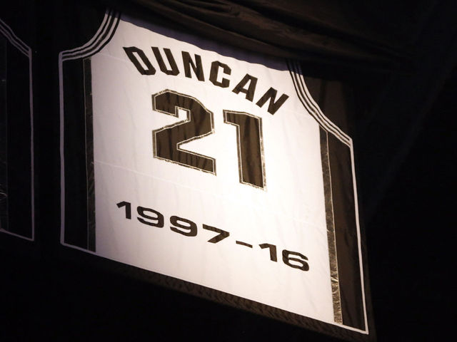 Spurs retire No. 21 following Duncan's speech