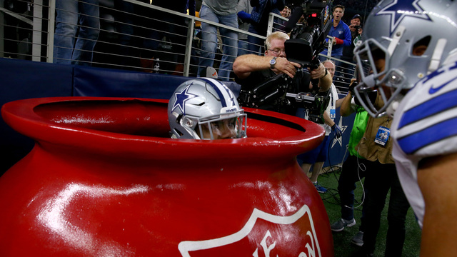 Watch: Elliott re-creates Salvation Army pot celebration