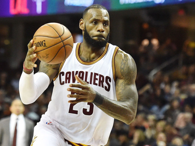 Watch: LeBron shows off slick handles on beautiful drive | theScore.com