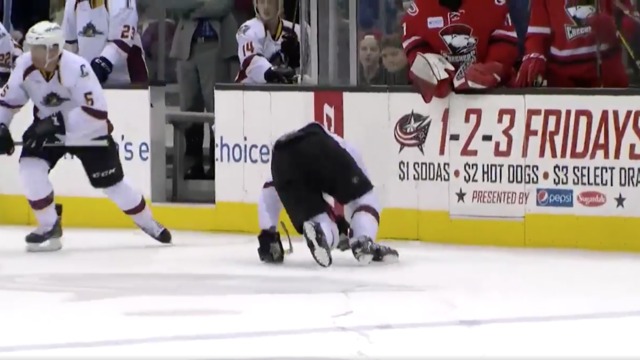 AHL player hilariously struggles to get to bench after losing skate blade