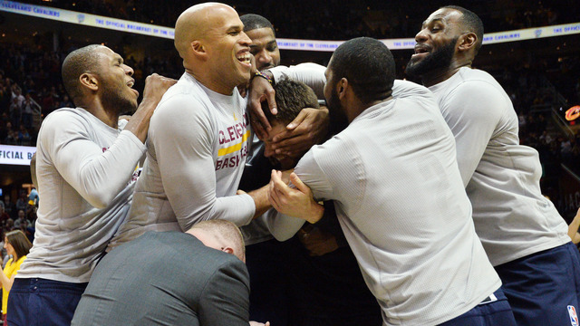 Cavs mob former teammate Dellavedova during ring ceremony