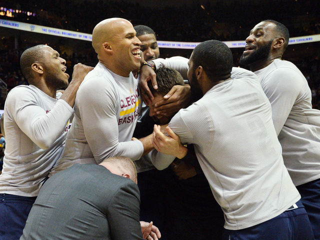 Cavs mob former teammate Dellavedova during ring ceremony