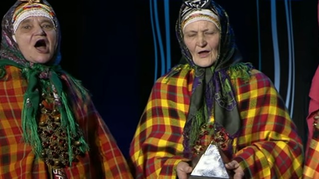 Porzingis' family accepts his Latvian Athlete of the Year award with song