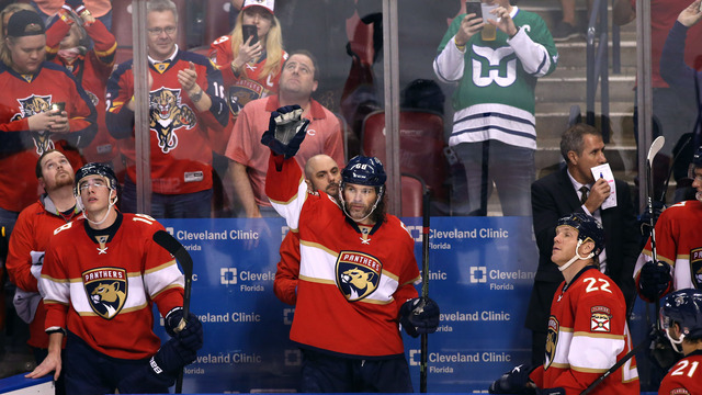 Jagr passes Messier for 2nd on NHL's all-time points list with 'ass'ist