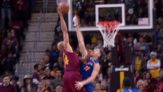 Richard Jefferson baptises Klay Thompson with massive dunk