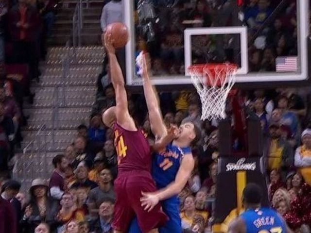 Richard Jefferson baptises Klay Thompson with massive dunk