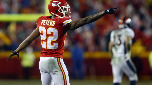 Chiefs' Peters buys young fan 2 pairs of sneakers during random mall run-in