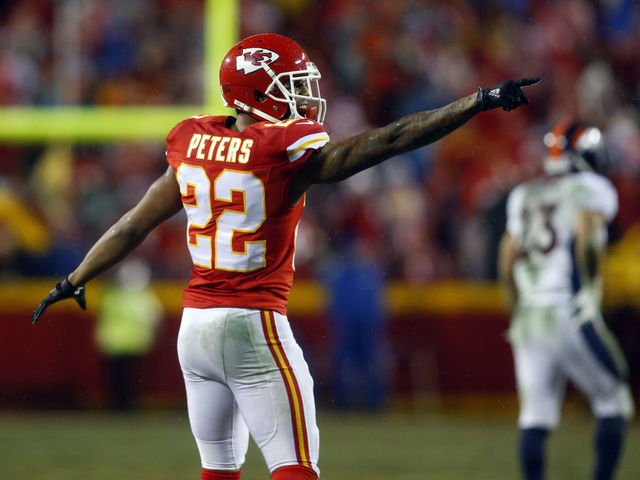 Chiefs' Peters buys young fan 2 pairs of sneakers during random mall run-in