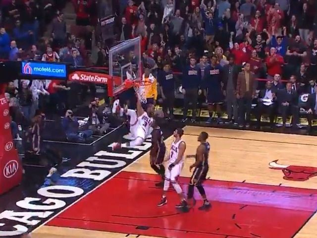 Wade ices Bulls' win with vintage slam off steal