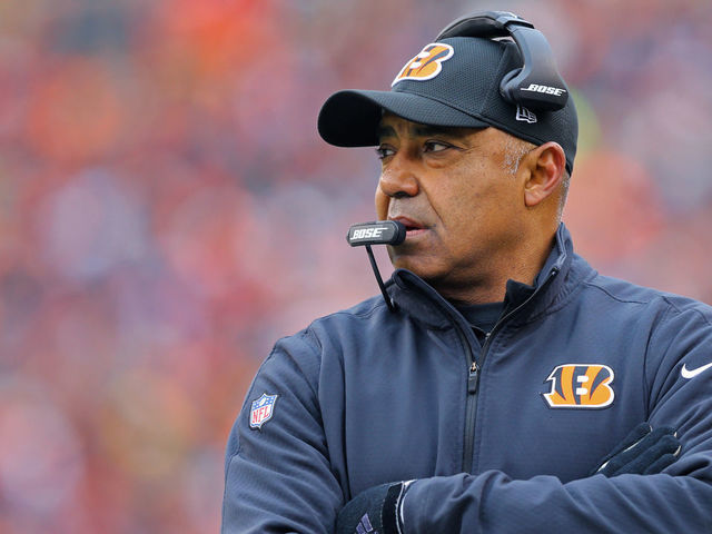 Bengals' Lewis shuts down Mixon's complaint about role: 'Show maturity'