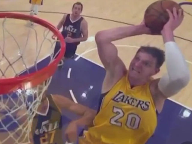 Mozgov bricks dunk attempt off backboard