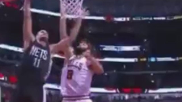 Oh, brother: Brook Lopez posterizes Robin Lopez
