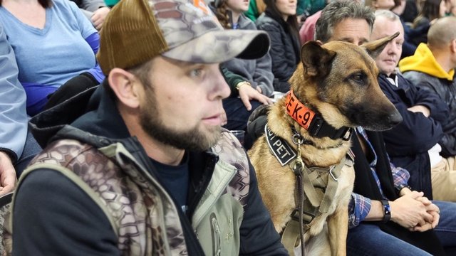 Watch: Military veteran, service dog attend 1st Stars game