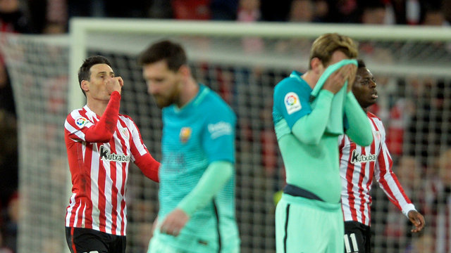 Aduriz catches Umtiti with arm to the throat, no card