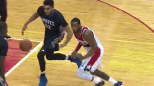 Wall's no-look shovel pass sets up Gortat dunk