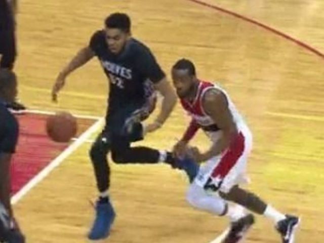 Wall's no-look shovel pass sets up Gortat dunk