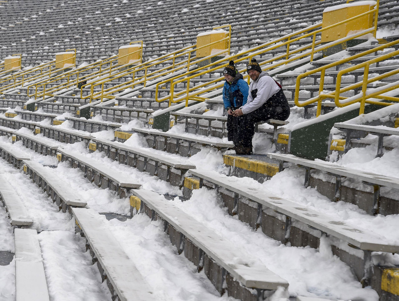 Packers Fill Stadium For Playoff Game Entice Fans With Hot Chocolate Thescore Com