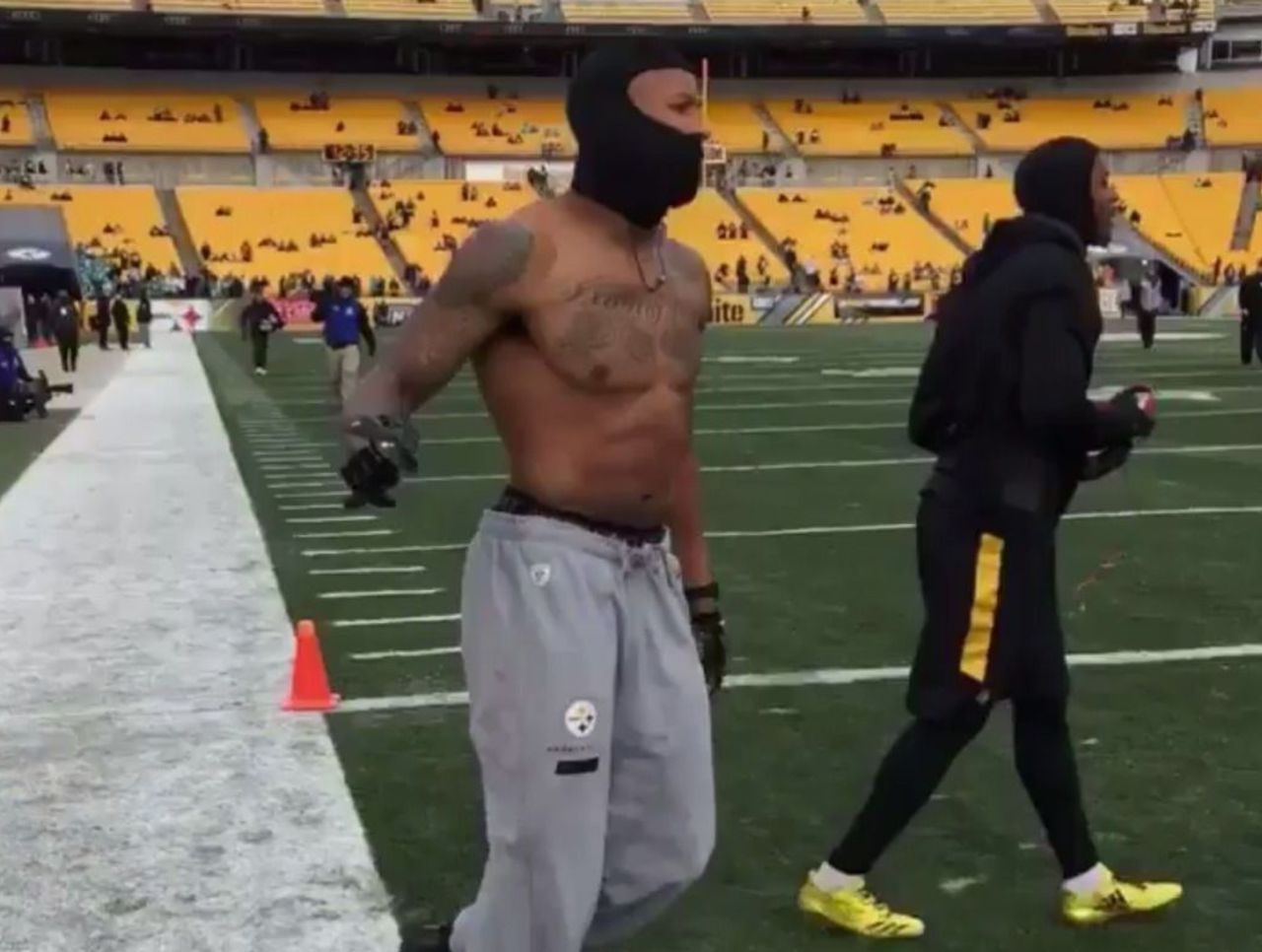 Steelers' Shazier warms up shirtless in subfreezing temperatures