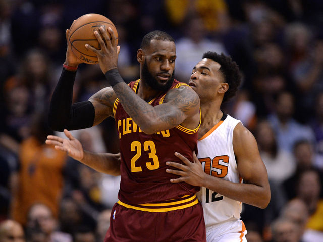 Watch: LeBron's tap pass is a beautiful thing