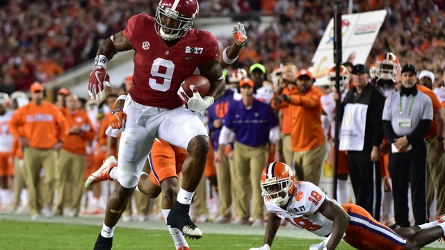 Scarbrough's 25-yard TD run opens scoring in national title game