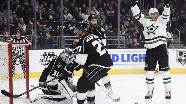 Goaltending optional as Stars beat Kings in wild affair