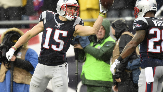 Patriots' Hogan taken to locker room with shoulder injury