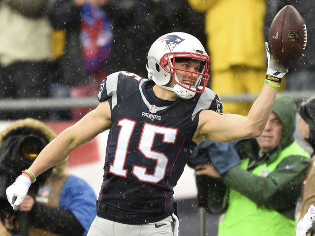 Patriots' Hogan taken to locker room with shoulder injury