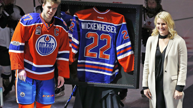 Hayley Wickenheiser honored prior to Flames-Oilers game