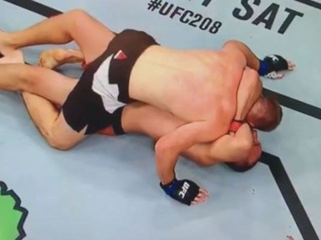 Oleinik submits Pesta with rare Ezekiel choke