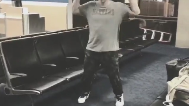 Dodgers' Pederson gets in airport workout after canceled flight
