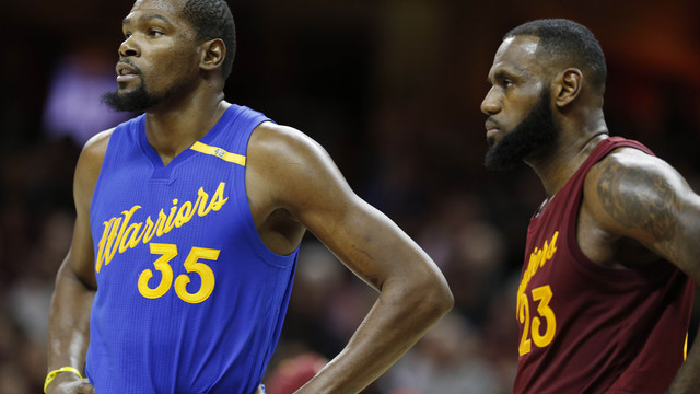 Look: Durant watches Knicks-Warriors from home