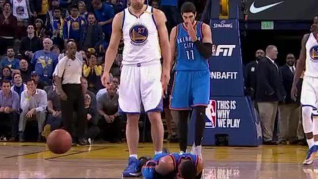 Watch: Pachulia picks up flagrant-1 for face shot on Westbrook