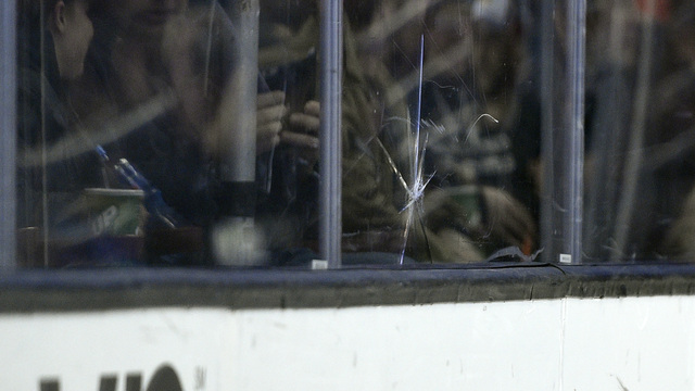 What a pane: Ducks-Avs play super-sized 3rd period due to broken glass